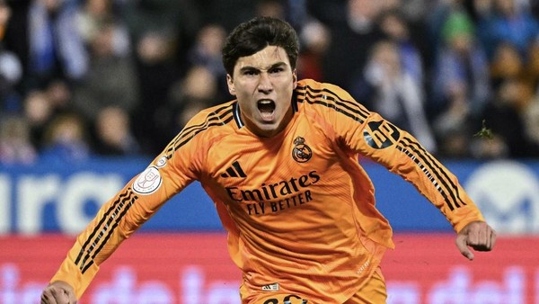 Penyerang muda Real Madrid, Gonzalo Garcia, melakukan selebrasi di lapangan dengan jersey klub.