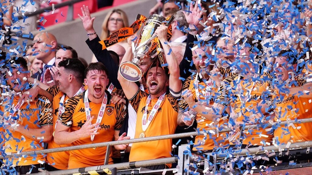 Hull City merayakan promosi ke Premier League setelah menang di Wembley