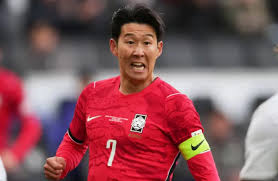 Penyerang dan kapten Timnas Korea Selatan Son Heung-min mengenakan ban kapten di lapangan.