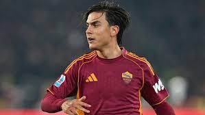 Paulo Dybala menoleh ke samping saat mengenakan jersi AS Roma