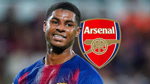 Marcus Rashford menggunakan jersey Barcelona dengan logo Arsenal