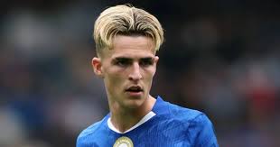 Jesse Derry, pemain muda Chelsea, beraksi di lapangan sebelum mengalami cedera serius.