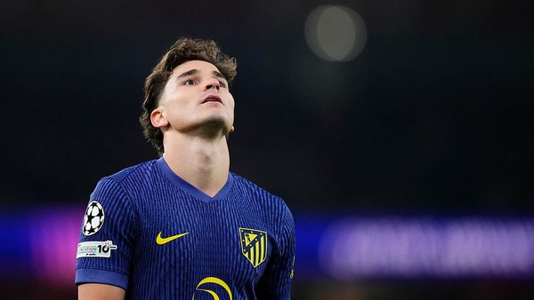 Striker Atletico Madrid Julian Alvarez menatap ke atas saat pertandingan.