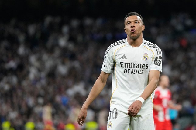 Kylian Mbappe berbicara dengan Arbeloa di latihan Real Madrid