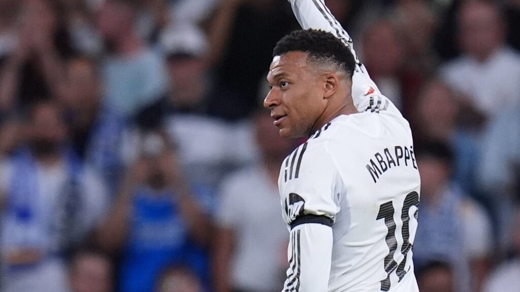 Kylian Mbappe saat bermain bersama Real Madrid di Santiago Bernabeu