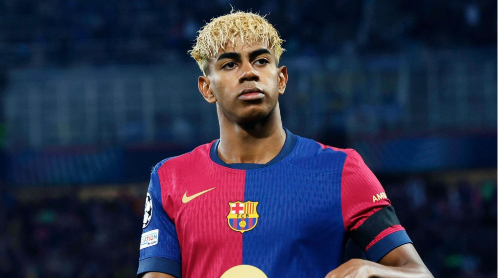 Lamine Yamal dengan jersi Barcelona di lapangan, pemain yang masuk dalam penawaran transfer palsu Atletico Madrid.