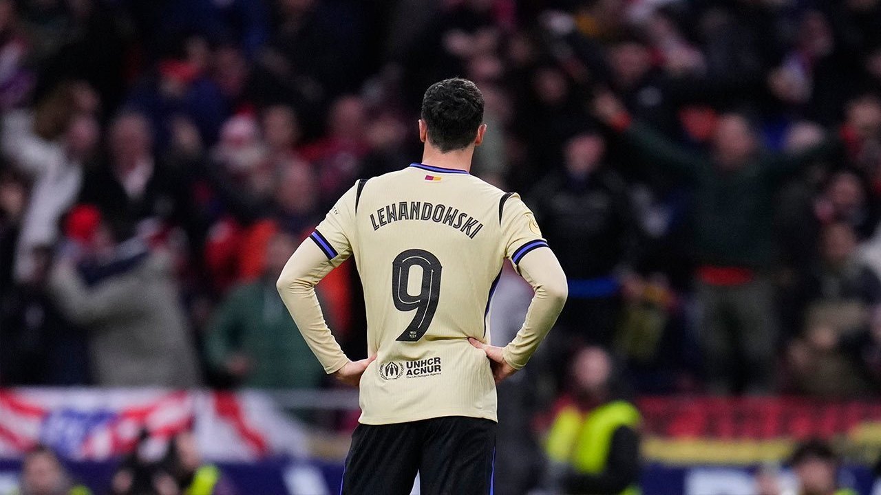 Robert Lewandowski saat membela Barcelona dan dikabarkan menjadi target transfer Manchester United