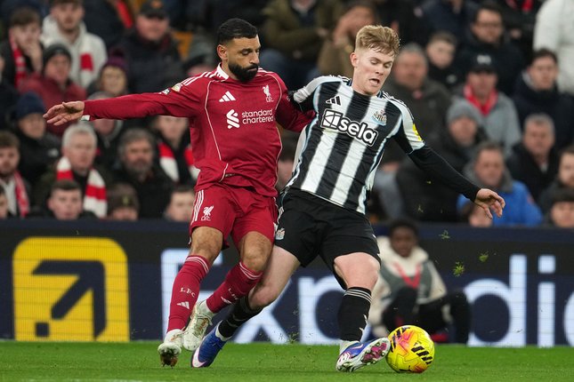 Lewis Hall saat membela Newcastle United dan dikaitkan dengan transfer ke Manchester United