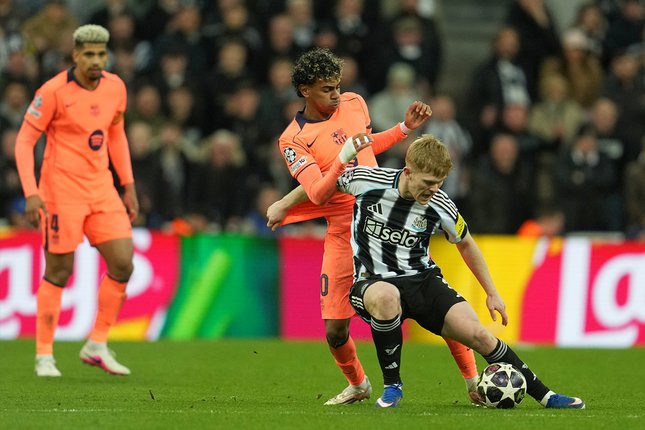 Lewis Hall saat membela Newcastle United dan dikaitkan dengan transfer ke Manchester United
