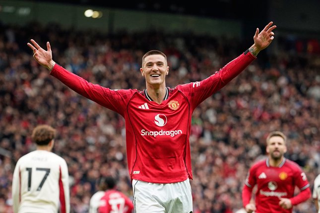 Robert Lewandowski saat membela Barcelona dan dikabarkan menjadi target transfer Manchester United