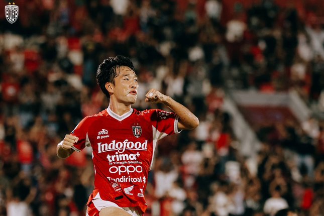Nadeo Argawinata melakukan penyelamatan penting untuk Borneo FC
