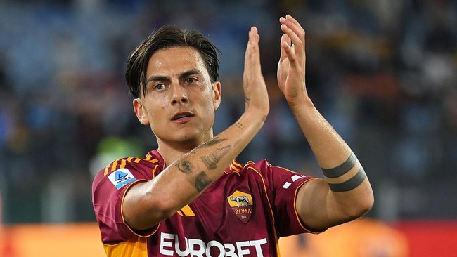 Paulo Dybala bertepuk tangan saat bertanding bersama AS Roma