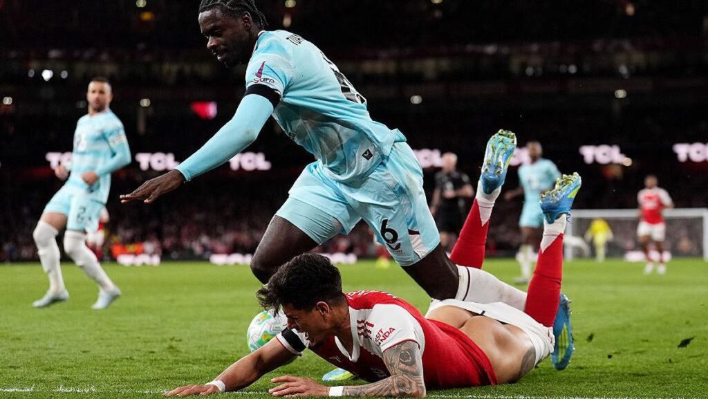 Piero Hincapie saat membela Arsenal di Premier League