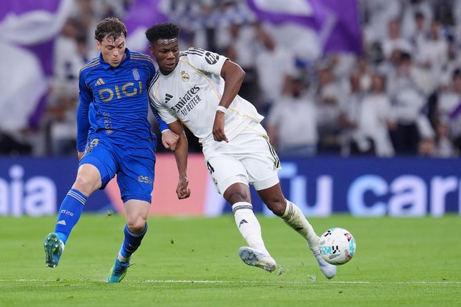 Pemain Real Oviedo mencoba bertahan dari tekanan Real Madrid