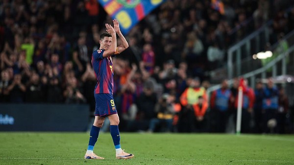 Robert Lewandowski saat bertanding menggunakan jersey Barcelona di lapangan.