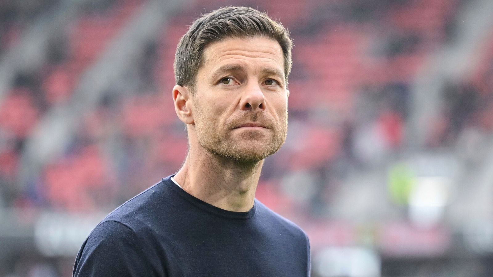 Potret Xabi Alonso saat berada di pinggir lapangan sebagai pelatih sepak bola