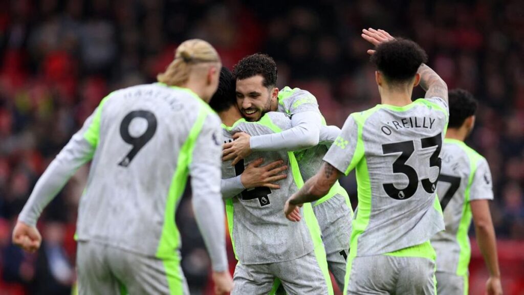 Erling Haaland, Jeremy Doku, dan pemain Manchester City lainnya merayakan gol saat melawan Everton di Goodison Park.