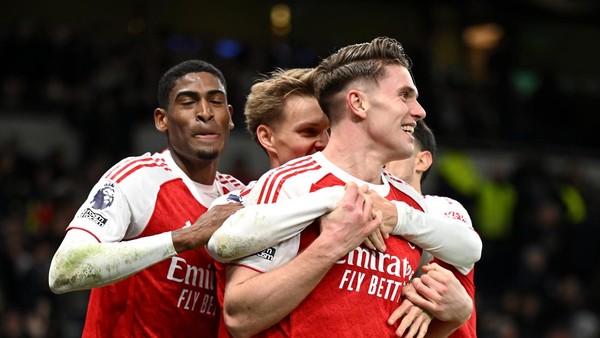 Declan Rice merayakan momen krusial bersama para pemain Arsenal di lapangan.