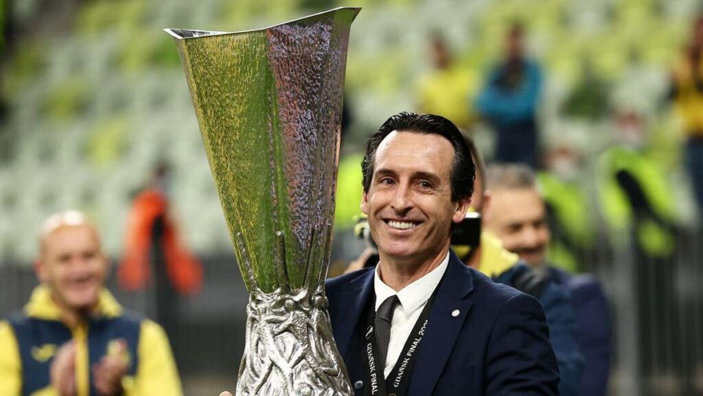 Unai Emery merayakan gelar Liga Europa bersama Aston Villa
