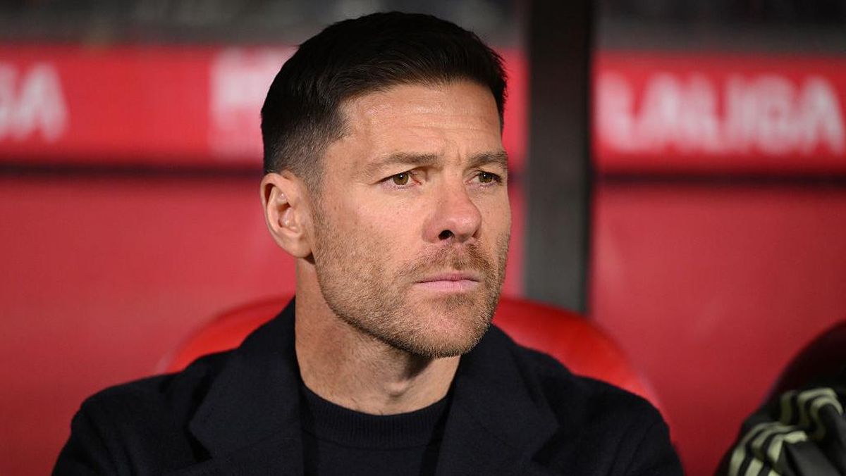 Potret Xabi Alonso dari dekat saat berada di bench stadion