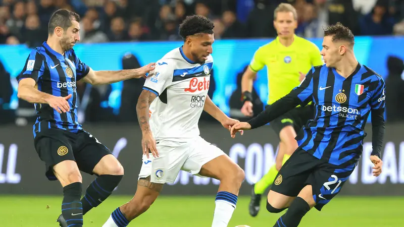 Aksi Ederson bersama Atalanta saat berduel dengan para pemain Inter Milan di kompetisi Liga Italia.