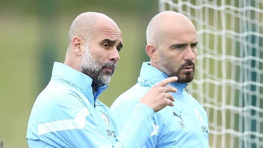 Pep Guardiola bersama Enzo Maresca saat berada di lapangan latihan Manchester City.