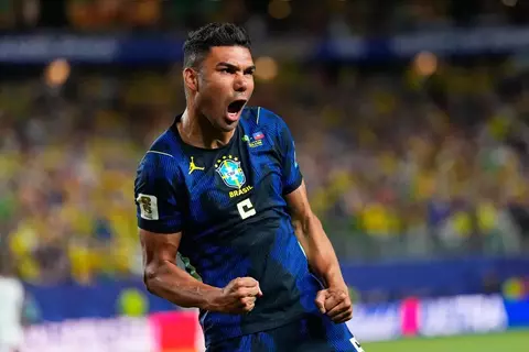 Gelandang Brasil Casemiro berteriak merayakan gol dengan mengepalkan tangan di lapangan
