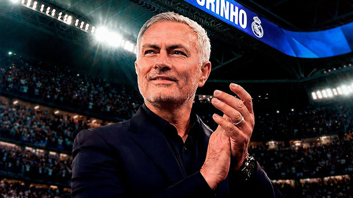 Jose Mourinho bertepuk tangan di stadion