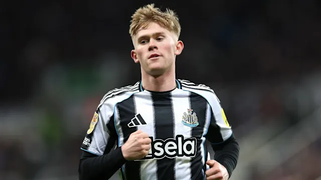 Lewis Hall saat merayakan aksi di lapangan dengan jersi Newcastle United.