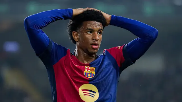 Bek kiri Barcelona, Alejandro Balde, memegang kepala dengan ekspresi kecewa saat bertanding.
