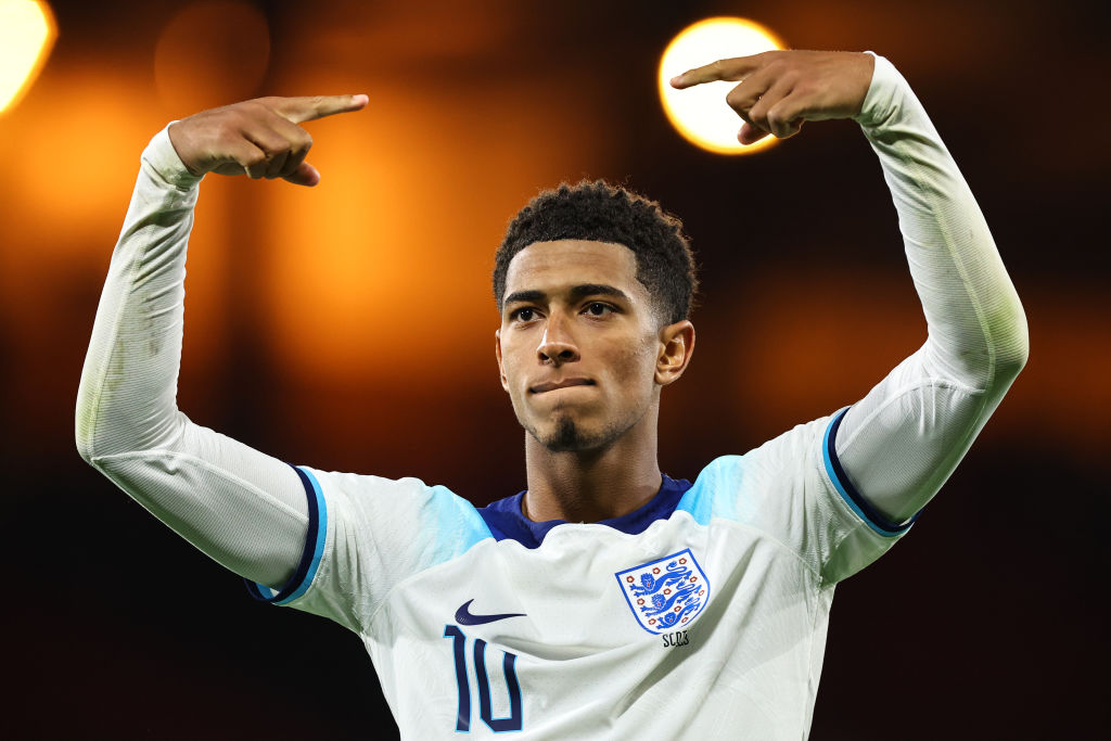 Jude Bellingham mengenakan jersei timnas Inggris nomor 10 sambil menunjuk ke arah kepalanya saat bertanding di Piala Dunia 2026.