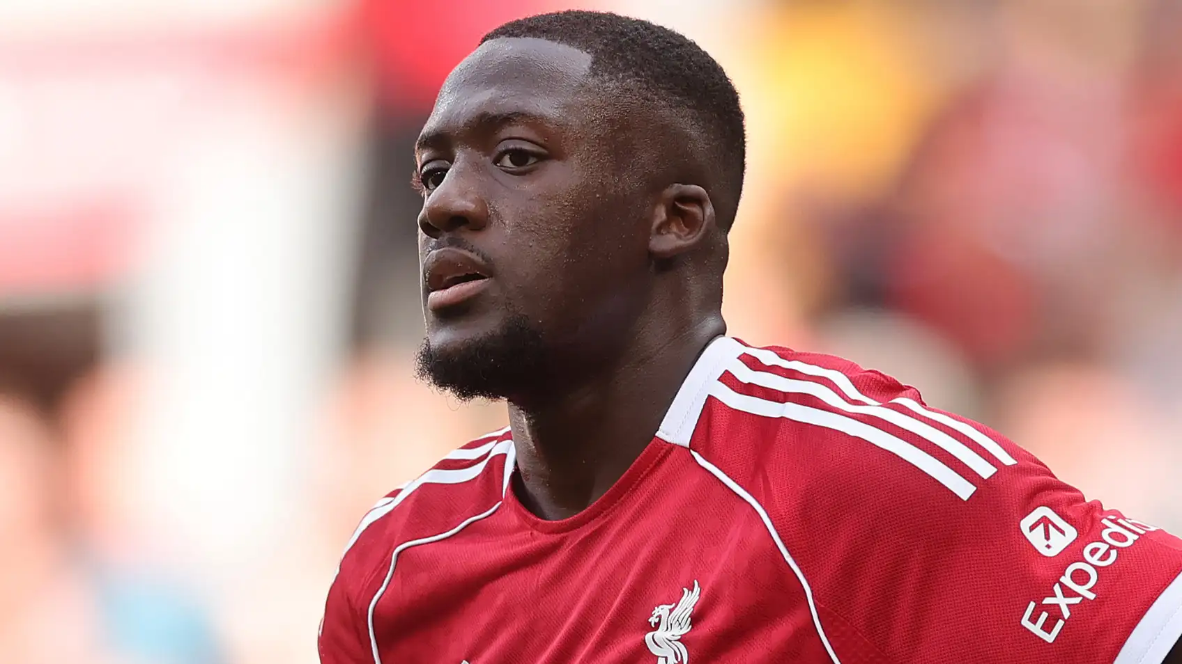 Potret Ibrahima Konate mengenakan jersi Liverpool di lapangan pertandingan.