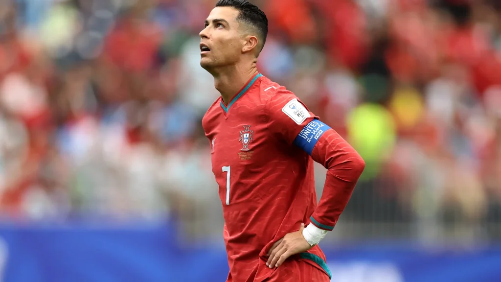 Cristiano Ronaldo dengan ban kapten Portugal tampak kecewa di lapangan saat pertandingan Piala Dunia 2026.