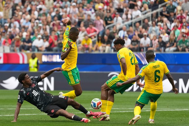 Jonathan David mengancam gawang saat laga Afrika Selatan vs Kanada.