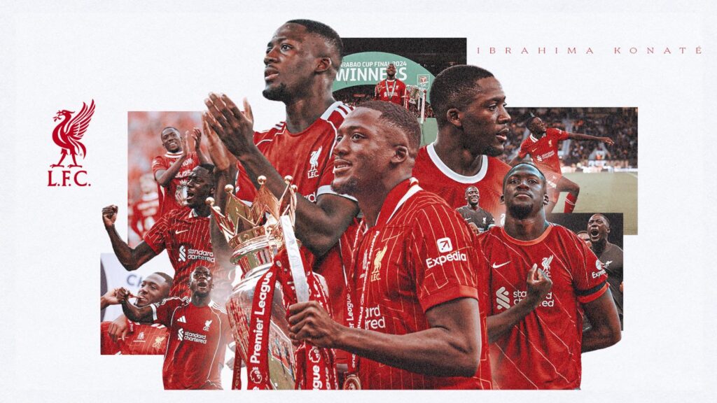 Ibrahima Konate merayakan kemenangan bersama para pemain Liverpool di lapangan.