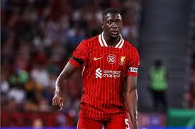 Ibrahima Konate mengenakan jersi merah Liverpool saat berlaga di lapangan.