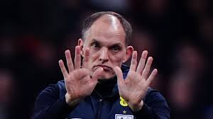 Ekspresi pelatih Timnas Inggris Thomas Tuchel saat memberikan instruksi taktis di pinggir lapangan.