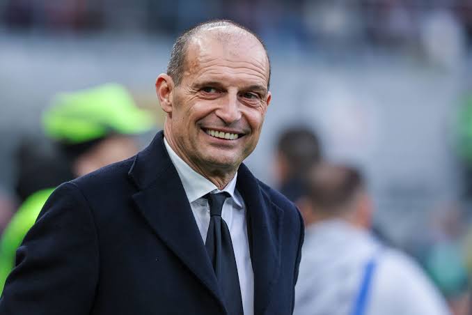 Massimiliano Allegri tersenyum saat mendampingi tim di pinggir lapangan.