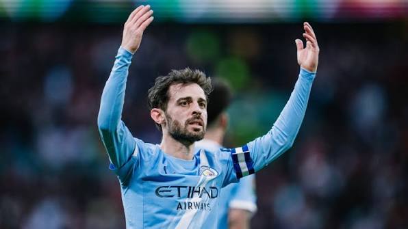 Bernardo Silva melambaikan tangan ke arah penonton saat membela Manchester City