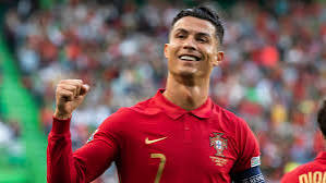 Cristiano Ronaldo tersenyum gembira dan mengepalkan tangan saat merayakan momen bersama timnas Portugal.