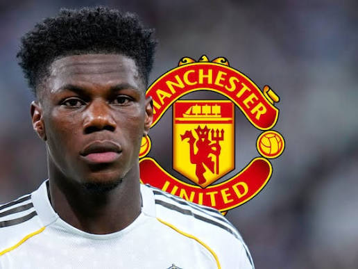 Aurelien Tchouameni mengenakan jersey dengan latar belakang logo Manchester United.