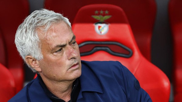 Jose Mourinho duduk di bangku cadangan pemain saat mengamati pertandingan