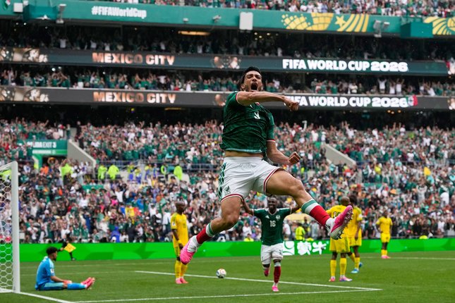 Julian Quinones dan Raul Jimenez membawa Meksiko menang atas Afrika Selatan