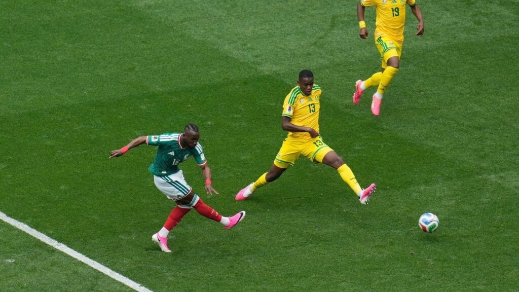 Julian Quinones merayakan gol pertama Piala Dunia 2026 bersama Timnas Meksiko
