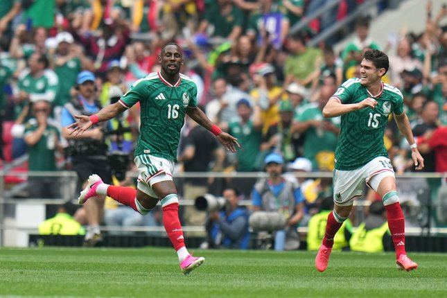 Julian Quinones merayakan gol bersama rekan setim Meksiko di Piala Dunia 2026