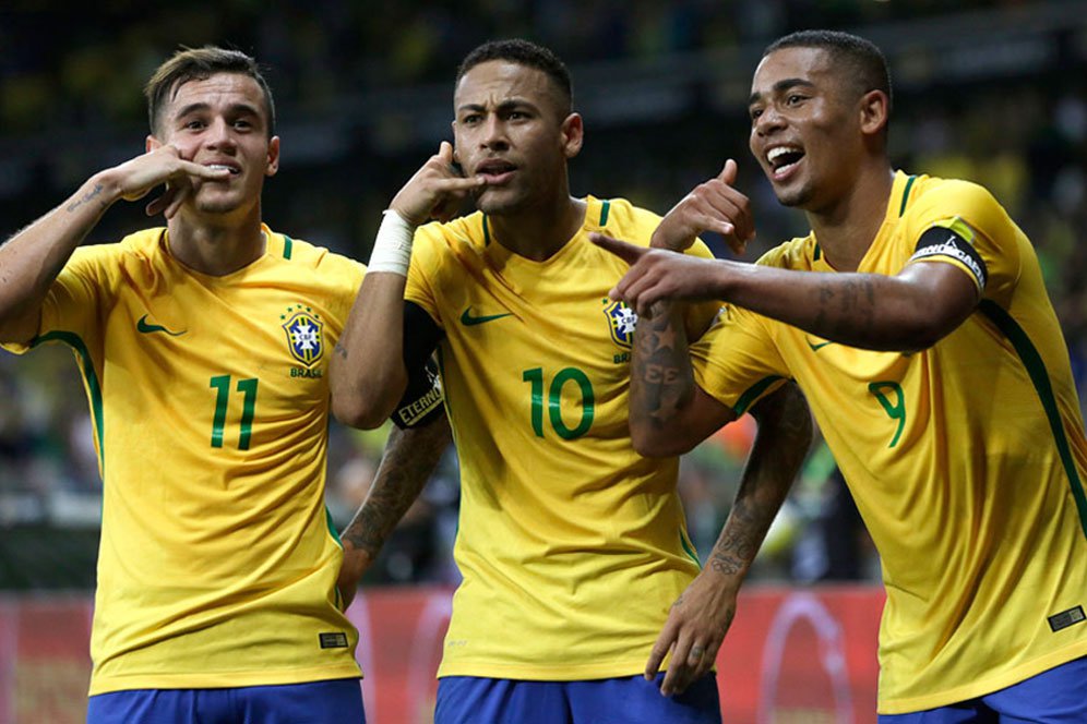Tiga pemain Timnas Brasil melakukan selebrasi ikonik dengan gaya menelepon menggunakan tangan saat bertanding.
