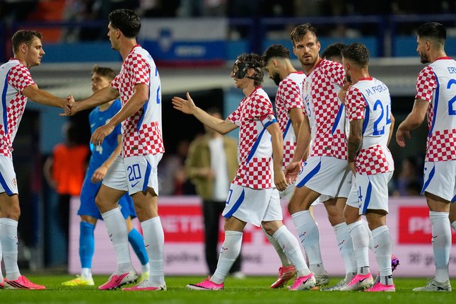 Luka Modric mencetak gol untuk Kroasia saat menghadapi Slovenia