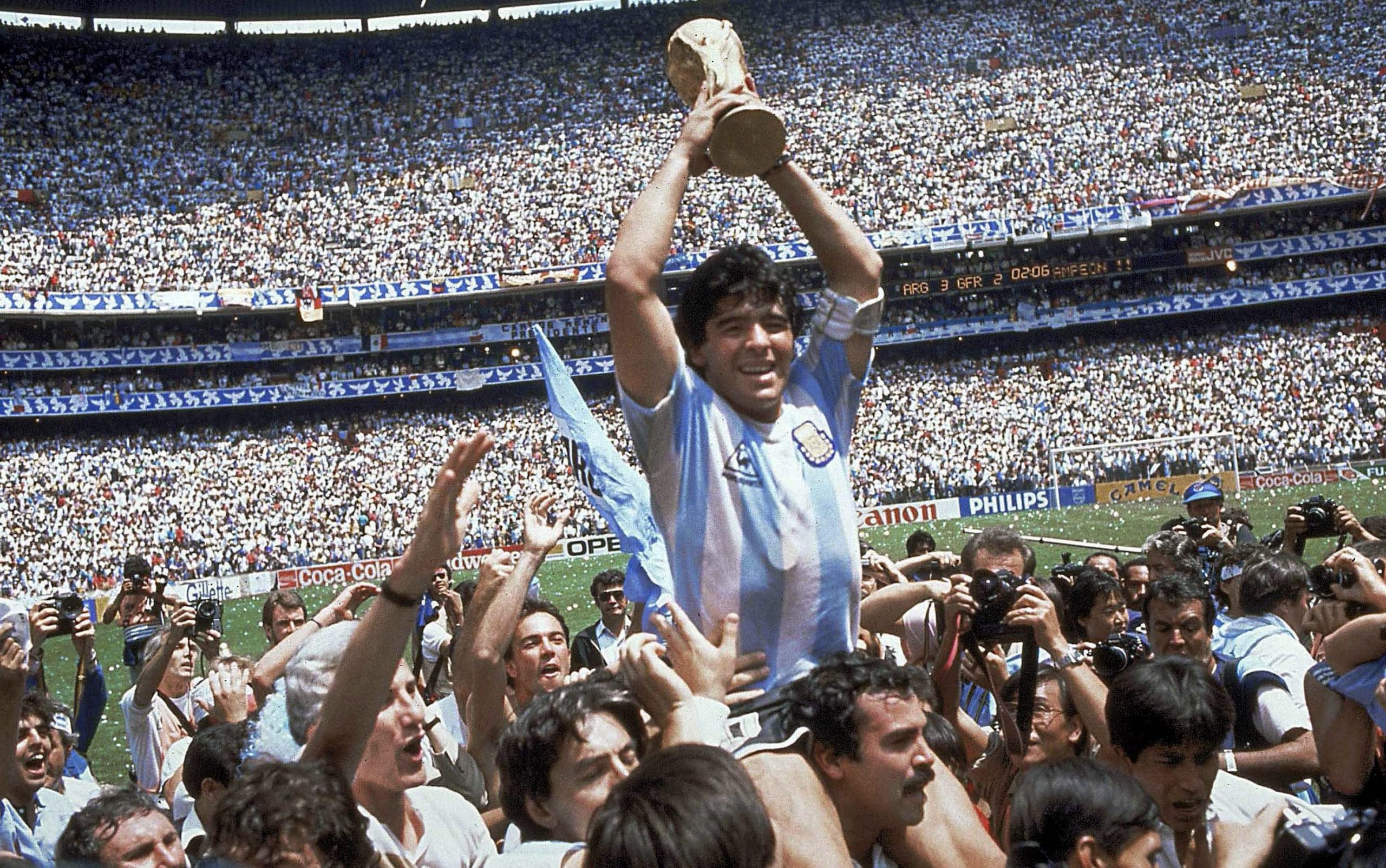 Diego Maradona menciptakan sejarah sepak bola di Meksiko pada Piala Dunia 1986