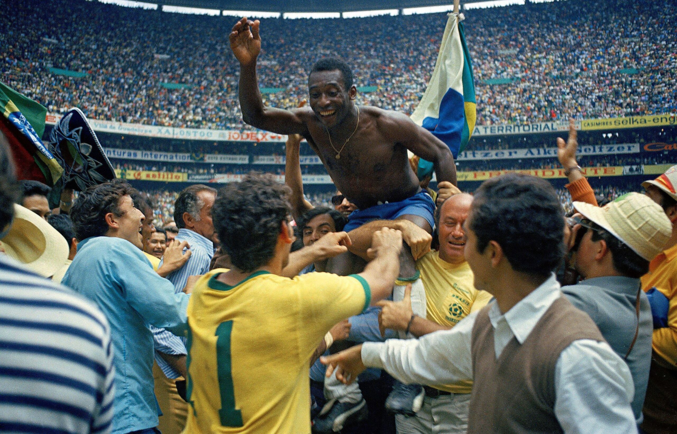 Pele mengangkat trofi Piala Dunia di Meksiko pada tahun 1970