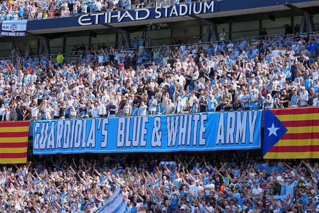 Pep Guardiola merayakan gelar bersama Manchester City pada era emas klub